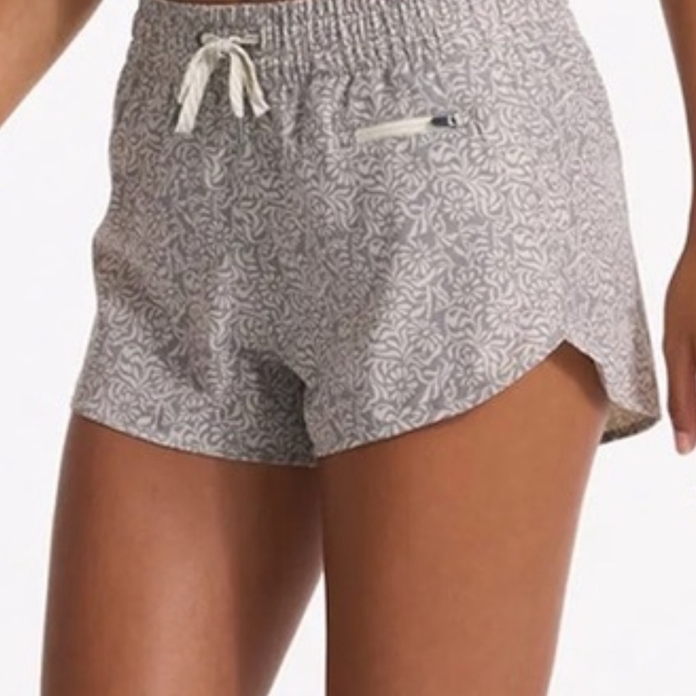 Vuori Clementine Shorts Gray Floral shorts
